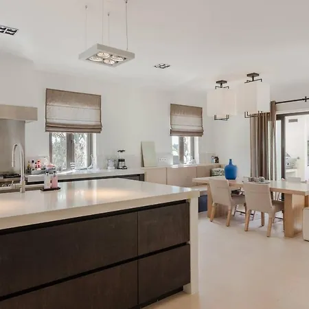 Villa 35 - Luxurious 6 Bedroom - Jacuzzi - Sauna - Perfect For Larger Groups Vale do Lobo