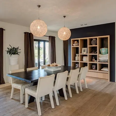 35 - Luxurious 6 Bedroom - Jacuzzi - Sauna - Perfect For Larger Groups *