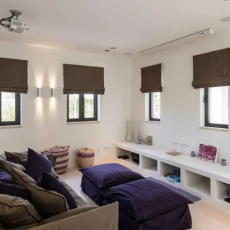 Villa 35 - Luxurious 6 Bedroom - Jacuzzi - Sauna - Perfect For Larger Groups