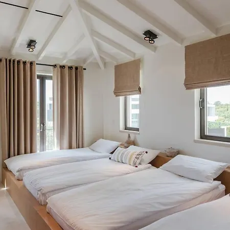 35 - Luxurious 6 Bedroom - Jacuzzi - Sauna - Perfect For Larger Groups *