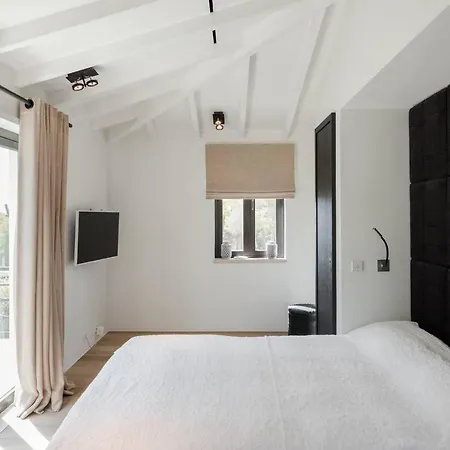 Villa 35 - Luxurious 6 Bedroom - Jacuzzi - Sauna - Perfect For Larger Groups
